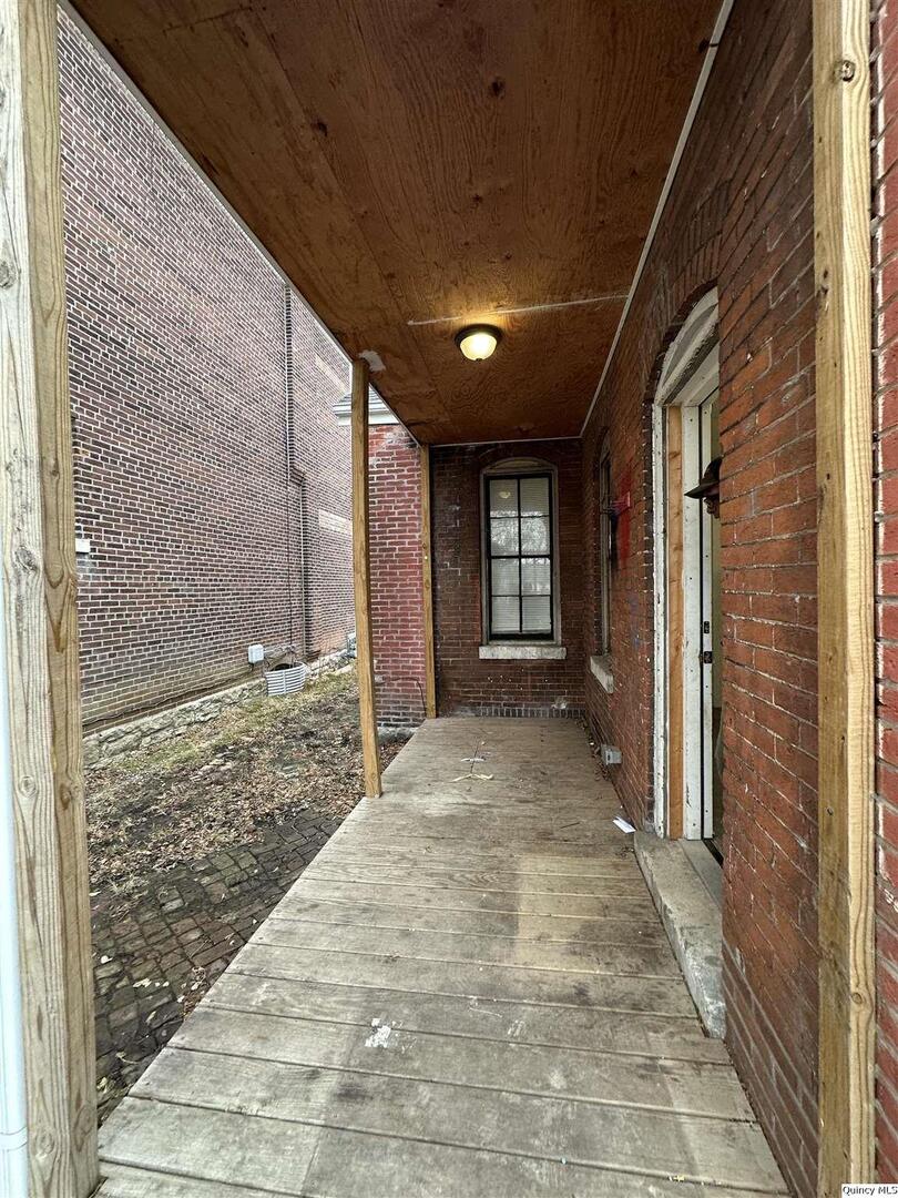812 North 7th Street Quincy, IL 62301 - Photo 14 of 18 a view of entryway