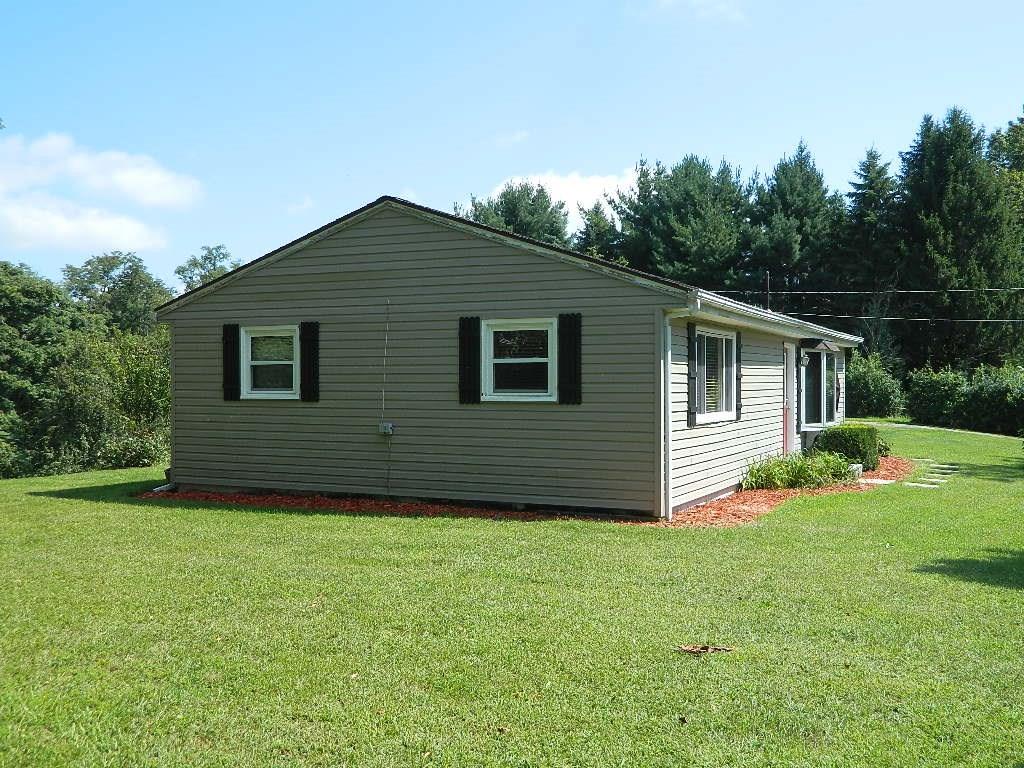 590 Alamae Lakes Road Washington, PA 15301 - Photo 3 of 25 Facade