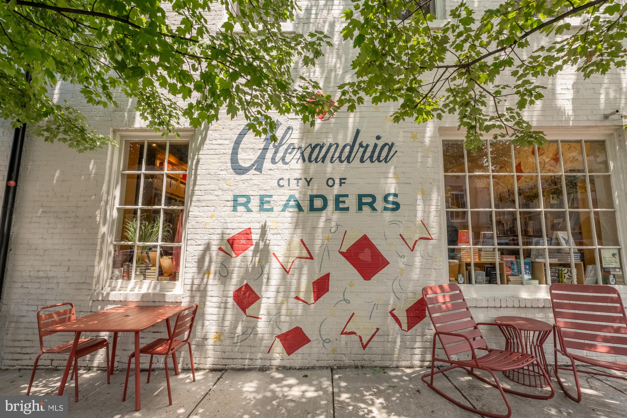 110 Cameron Street, Unit CS102 Alexandria, VA 22314 - Photo 20 of 24 an outdoor sitting area with brick walls and table