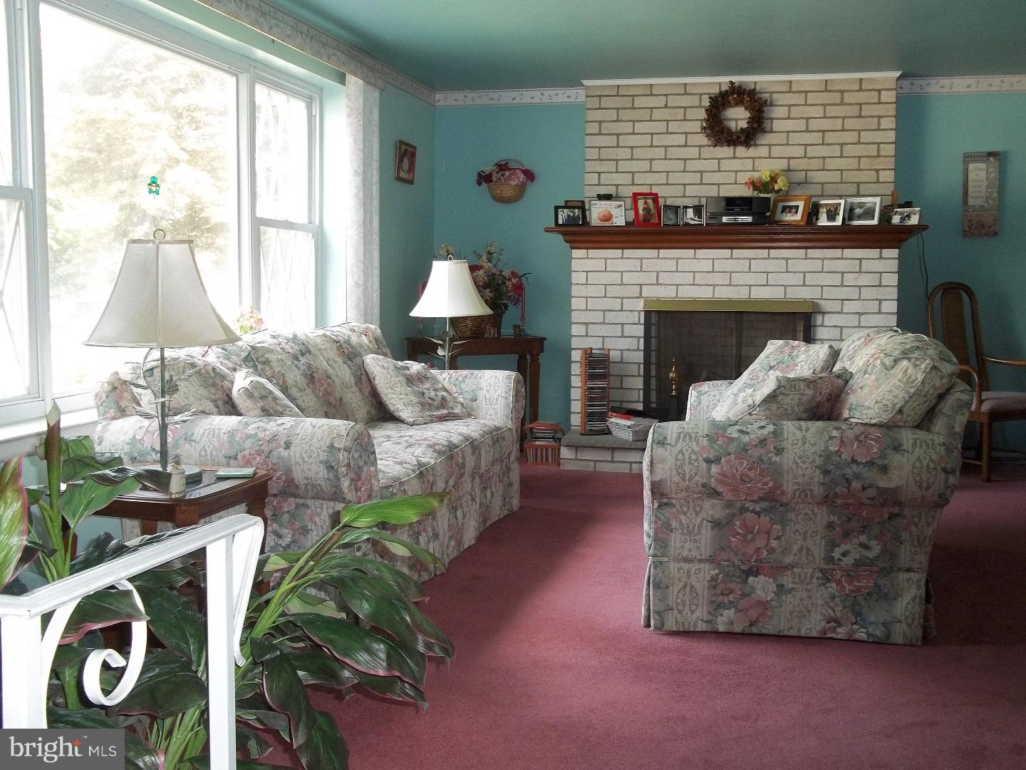 9718 Chapel Road Philadelphia, PA 19115 - Photo 4 of 23 Living Room