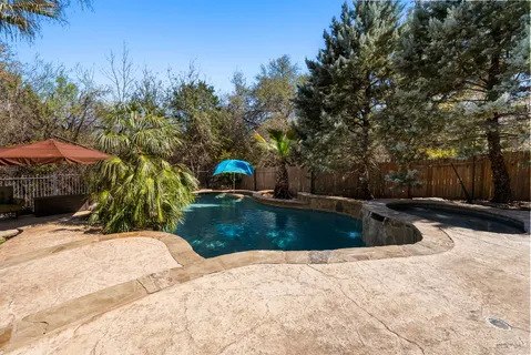 a view of a backyard