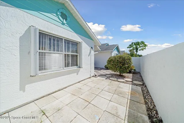 a view of a backyard