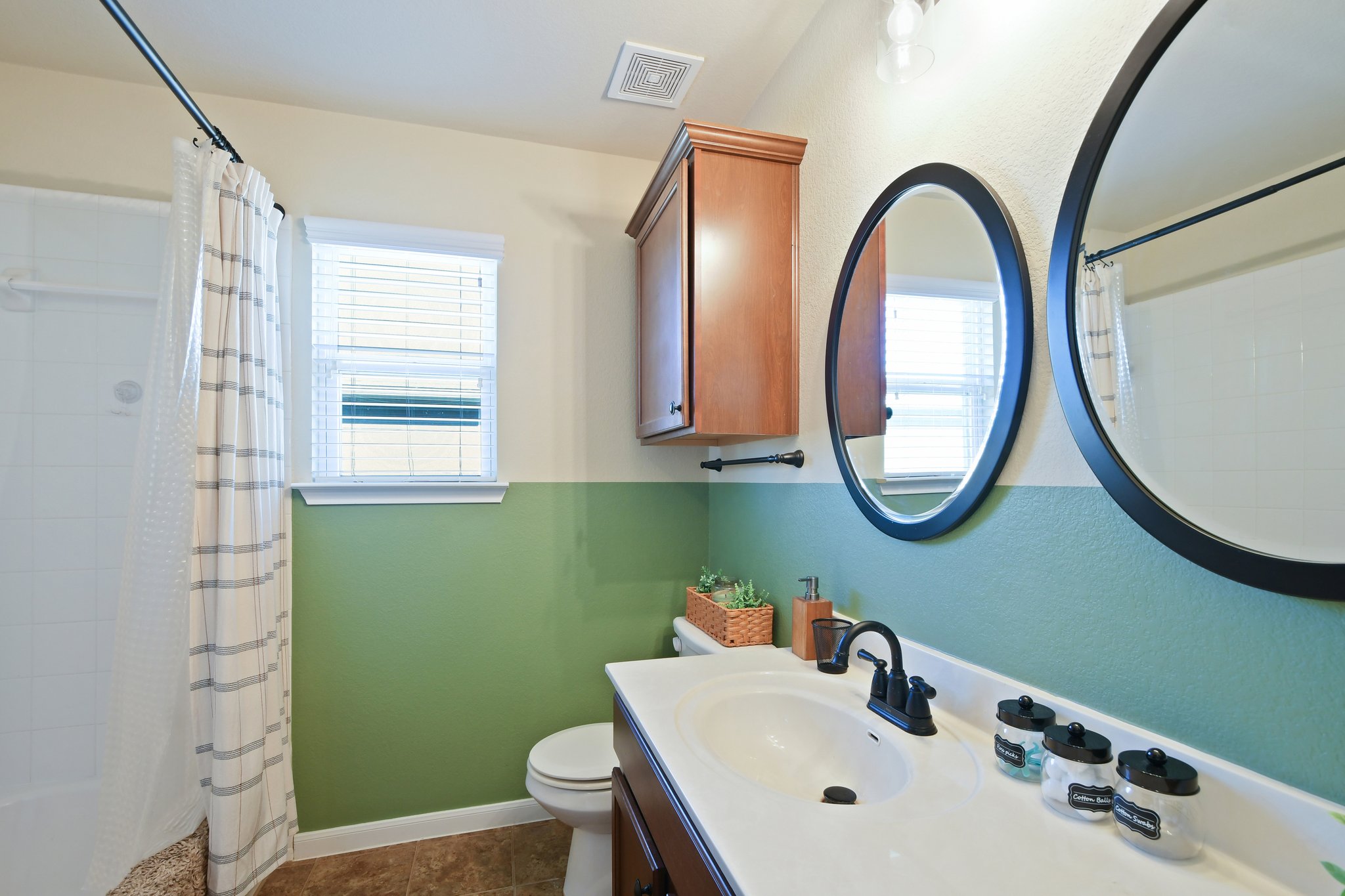616 Lookout Tree Lane Round Rock, TX 78664 - Photo 21 of 39 Bathroom featuring vanity and shower / bath combo