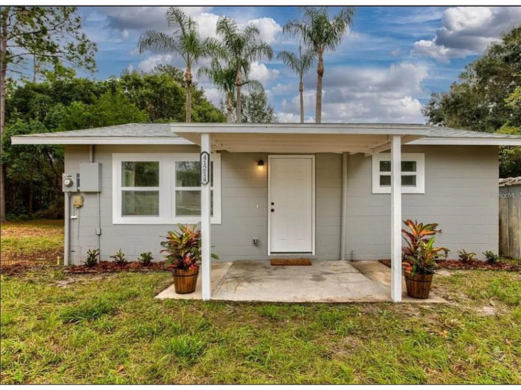 a view of a house with yard and plants