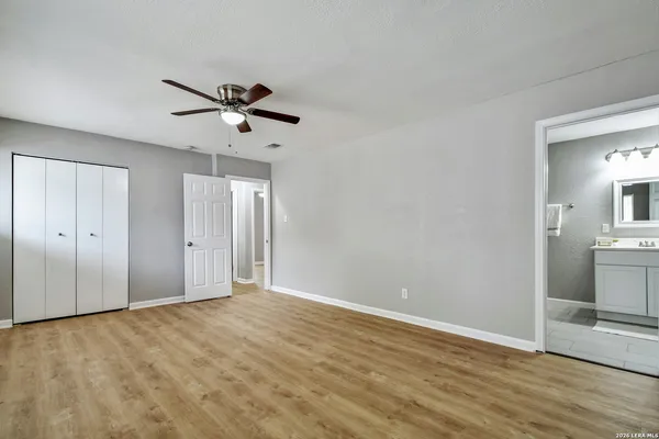 a view of a livingroom with a ceiling fan & hardwood floor