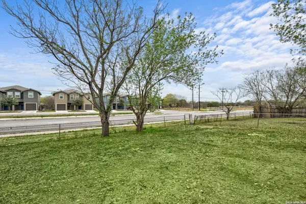 a view of yard with green space