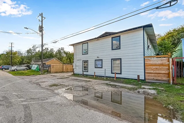 a view of a house with a backyard