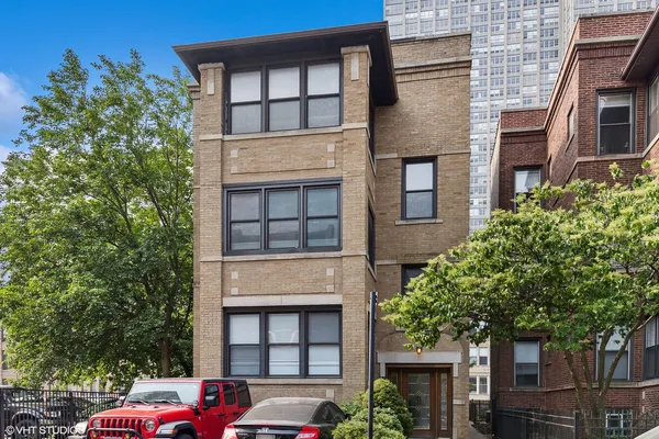 $645,000 | 645 West Bittersweet Place, Unit 1, Chicago, IL 60613