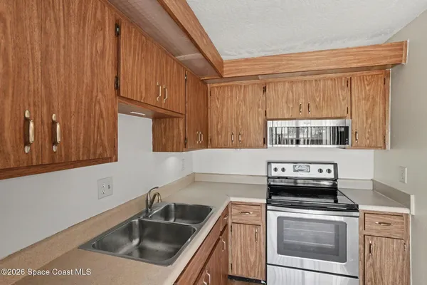 $1,650 | 3915 Vista Oaks Circle Northeast, Palm Bay, FL 32905