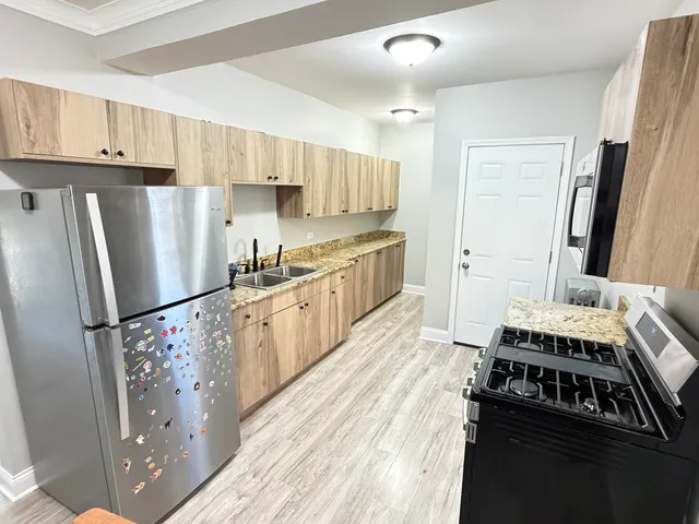 $1,300 | 5842 West Barry Avenue, Unit 2E, Chicago, IL 60634