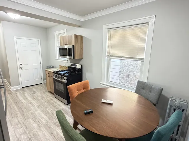 $1,300 | 5842 West Barry Avenue, Unit 2E, Chicago, IL 60634