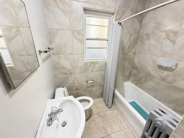 $1,300 | 5842 West Barry Avenue, Unit 2E, Chicago, IL 60634