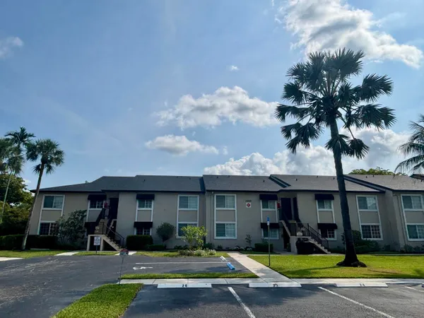 $2,350 | 4040 Crystal Lake Drive, Unit 101, Pompano Beach, FL 33064