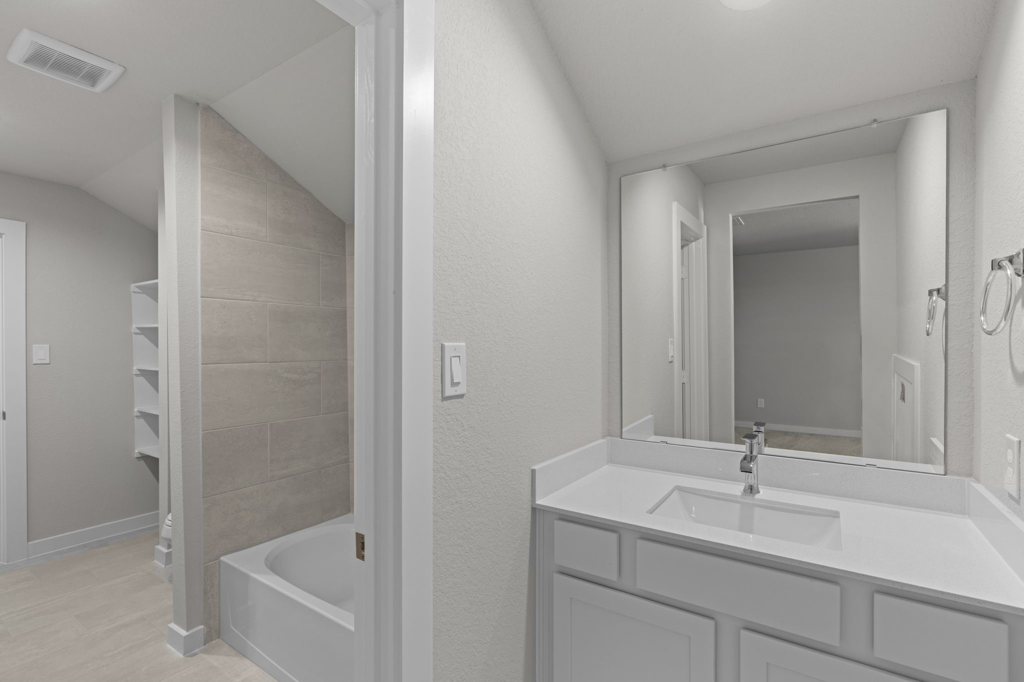 3102 Boulder Ridge Drive Rosenberg, TX 77471 - Photo 31 of 47 a bathroom with a sink and a bathtub