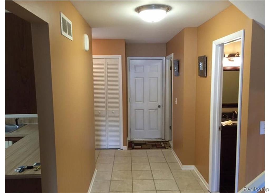 1804 Thomas Court, Unit 206 Rochester Hills, MI 48309 - Photo 4 of 17
