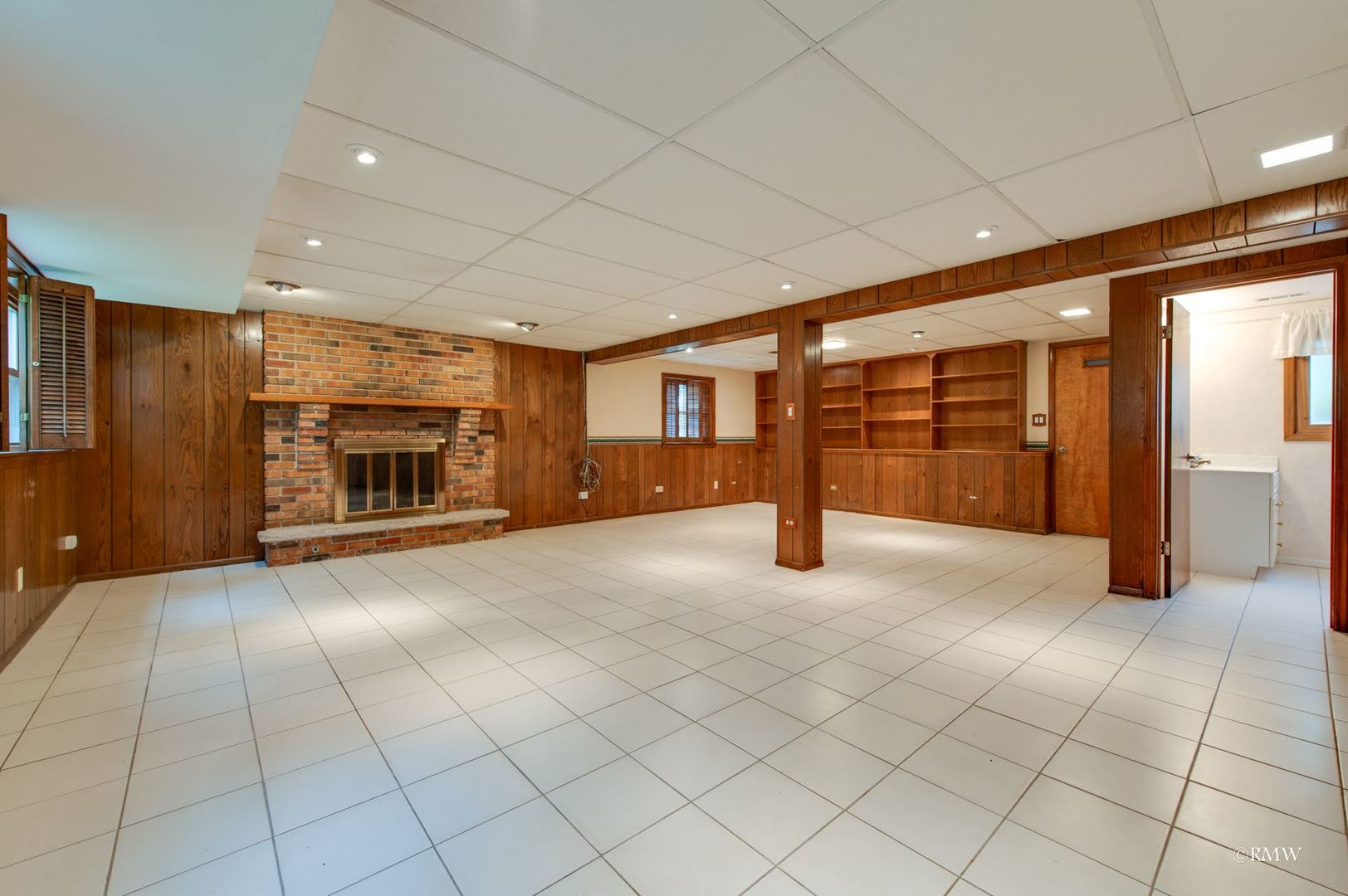 1906 McAdam Road Darien, IL 60561 - Photo 22 of 32 a view of a livingroom with a fireplace