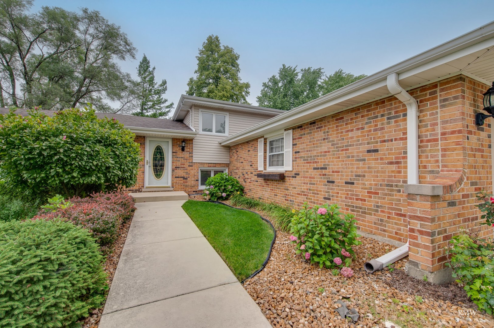 1906 McAdam Road Darien, IL 60561 - Photo 4 of 32 a front view of a house with a garden