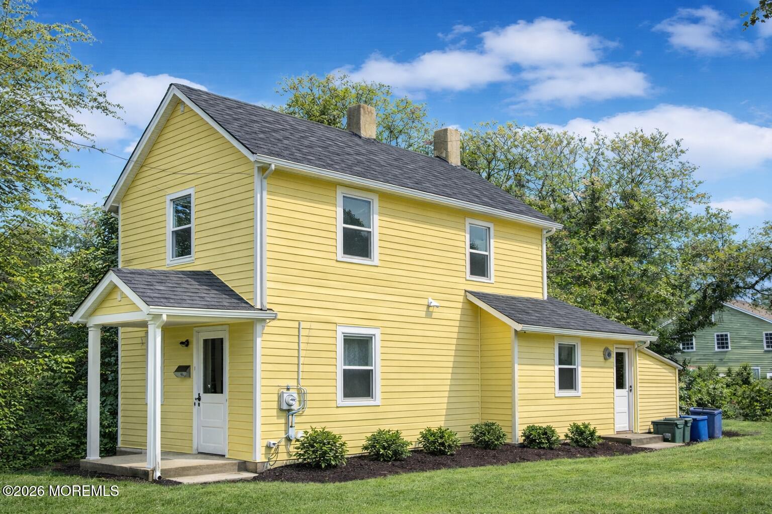 a view of a house with a yard