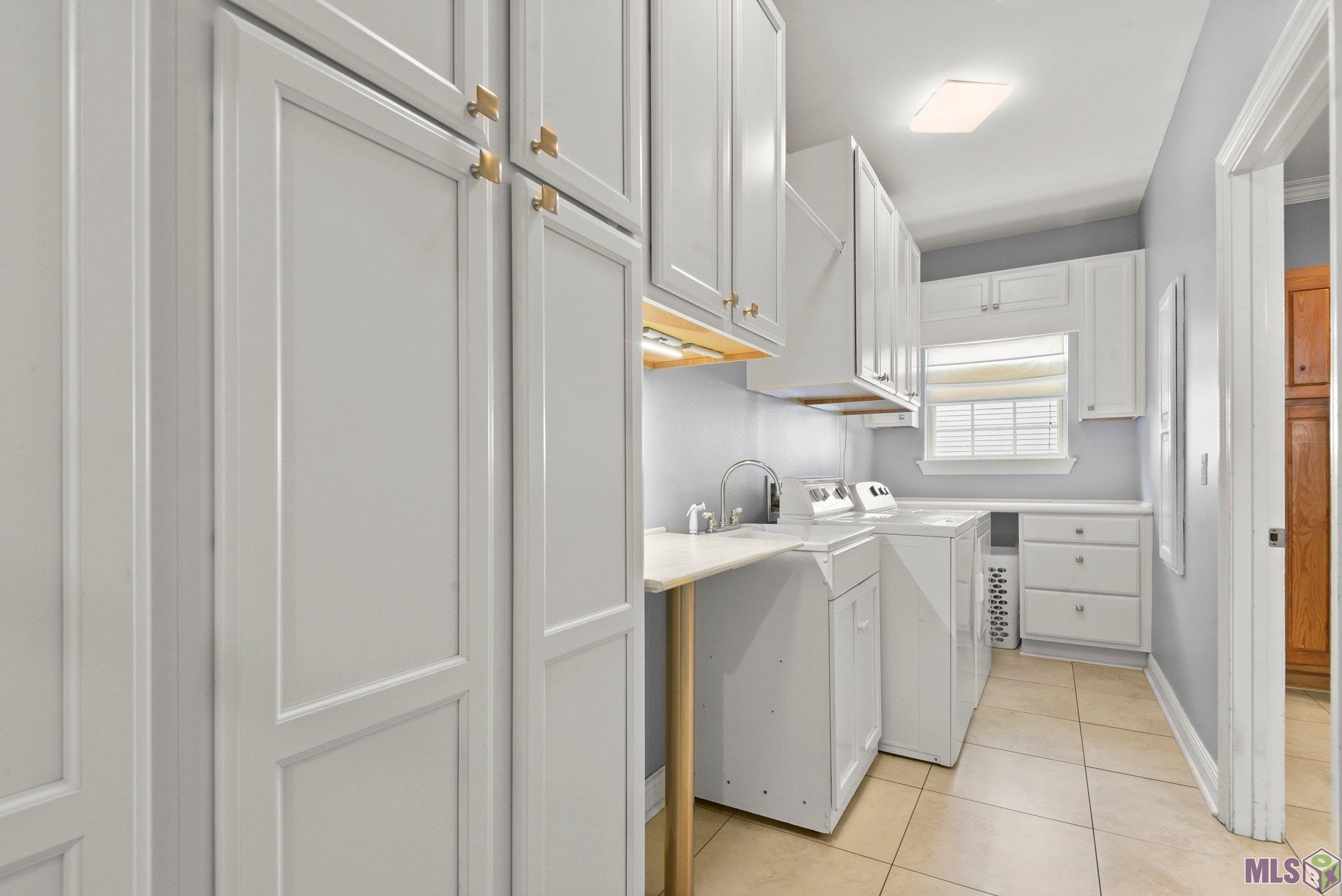8218 Highland Road Baton Rouge, LA 70808 - Photo 12 of 34 Custom Cabinets in Laundry Room
