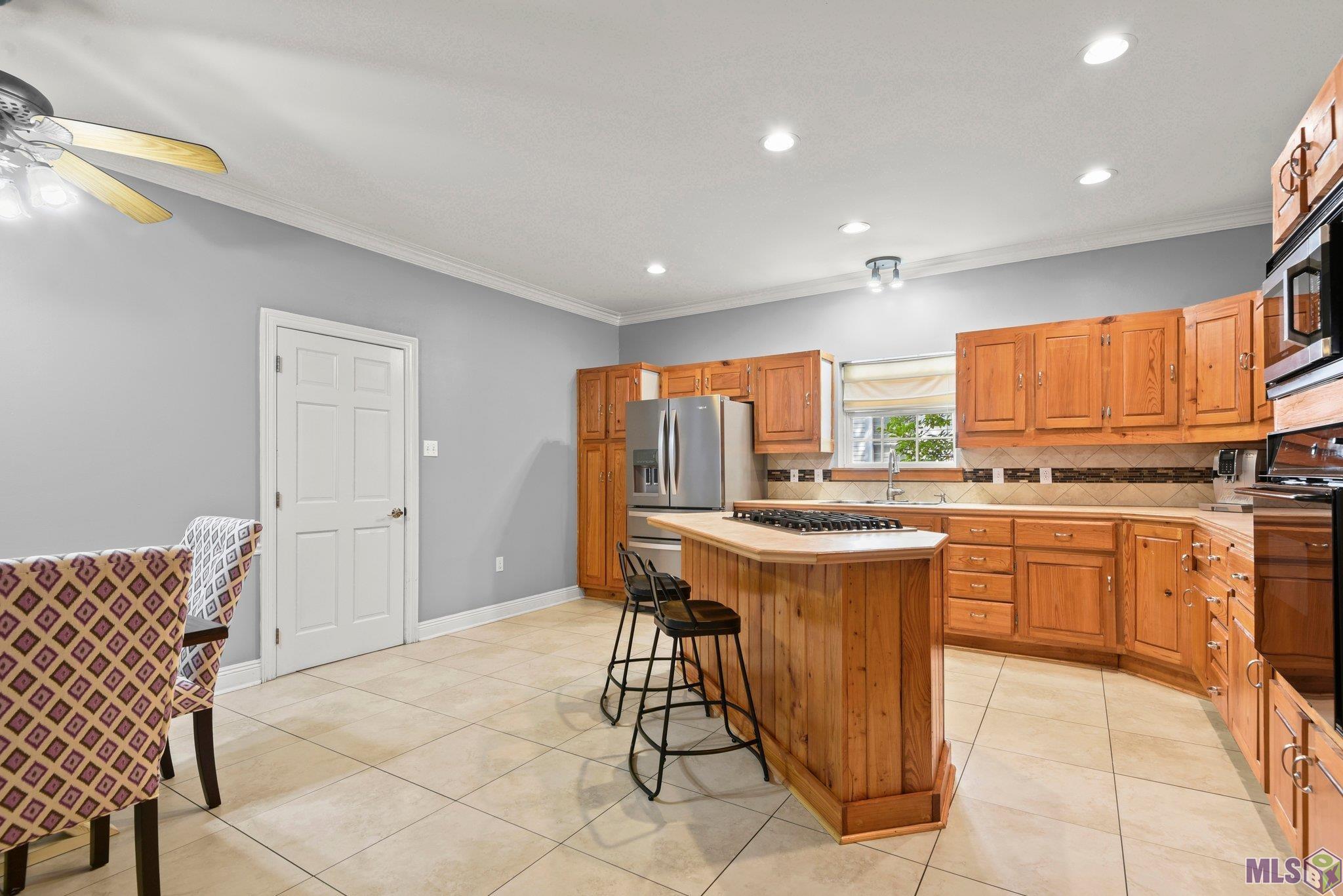 8218 Highland Road Baton Rouge, LA 70808 - Photo 10 of 34 Large Kitchen