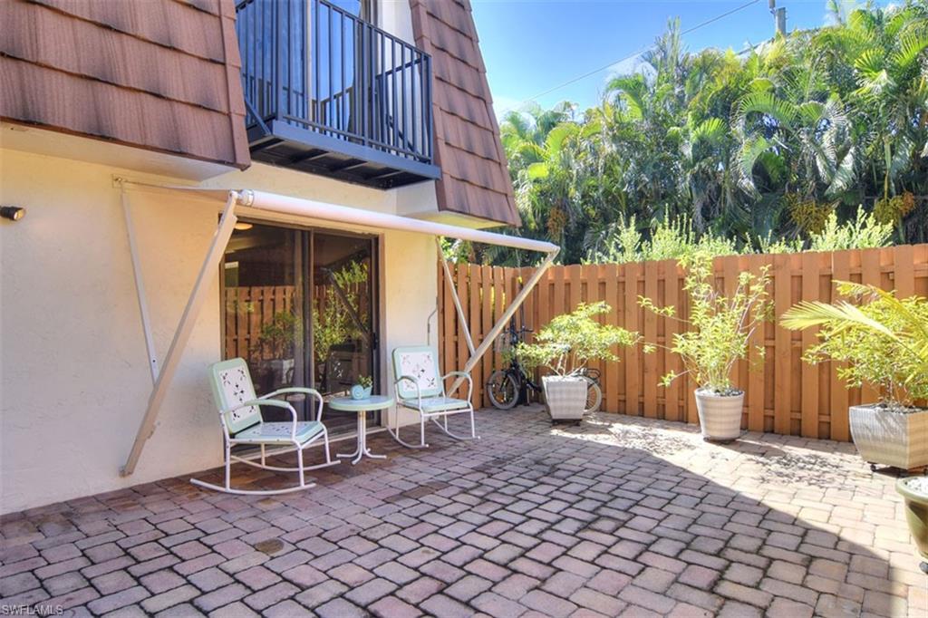 1468 Park Shore Circle, Unit 4 Fort Myers, FL 33901 - Photo 2 of 32 a wooden bench sitting in front of a building