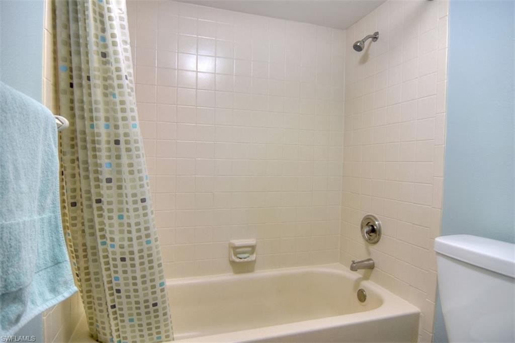 1468 Park Shore Circle, Unit 4 Fort Myers, FL 33901 - Photo 21 of 32 a bathroom with a bathtub