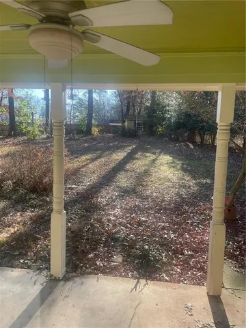 a view of a backyard