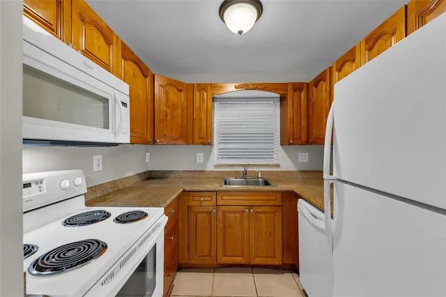 $1,950 | 2201 Northeast 36th Street, Unit 205, Lighthouse Point, FL 33064