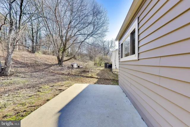 a view of a yard with a house