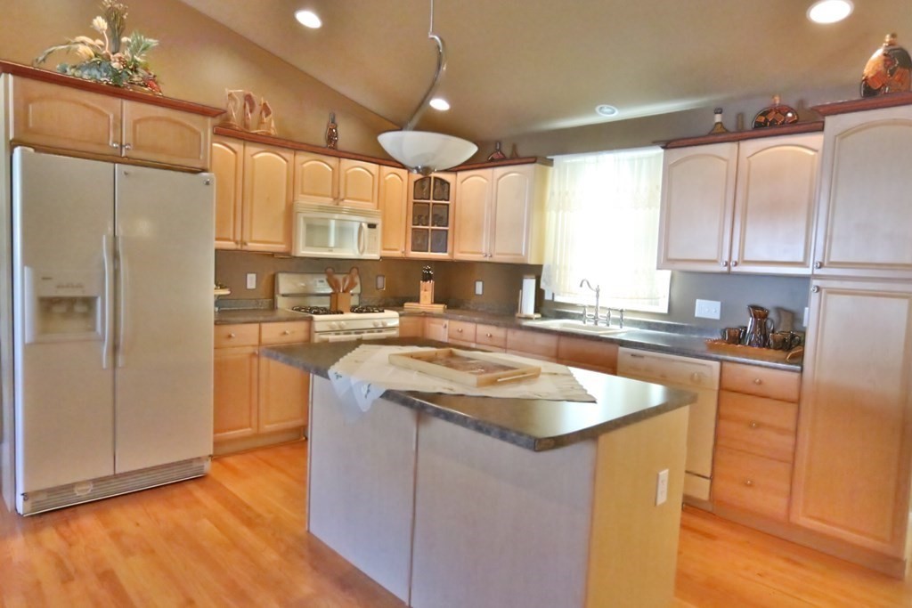 41 Daisy Lane Fall River, MA 02721 - Photo 3 of 24
