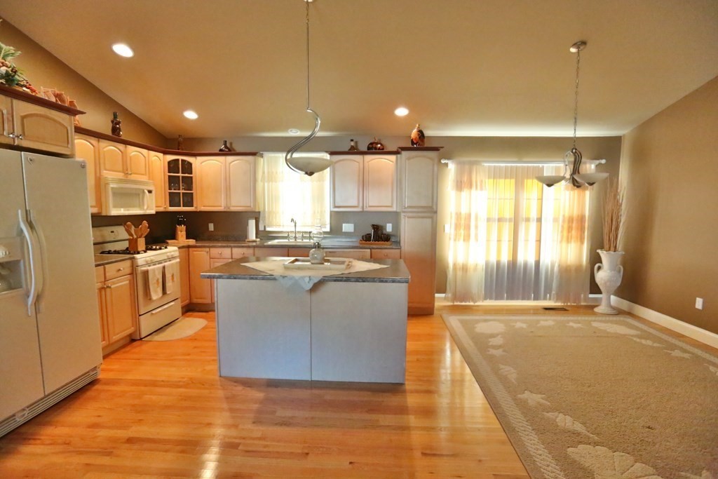 41 Daisy Lane Fall River, MA 02721 - Photo 4 of 24