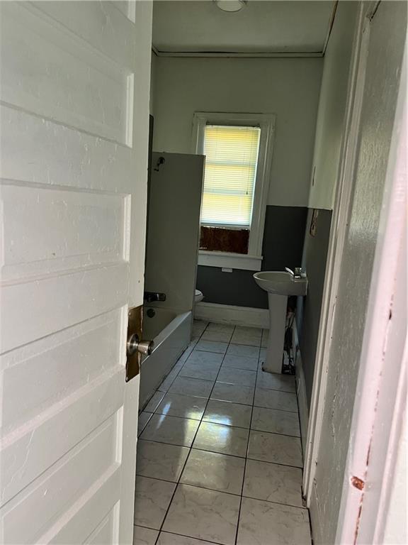579 Charles Street Macon, GA 31206 - Photo 5 of 12 a bathroom with a sink a toilet and a bathtub