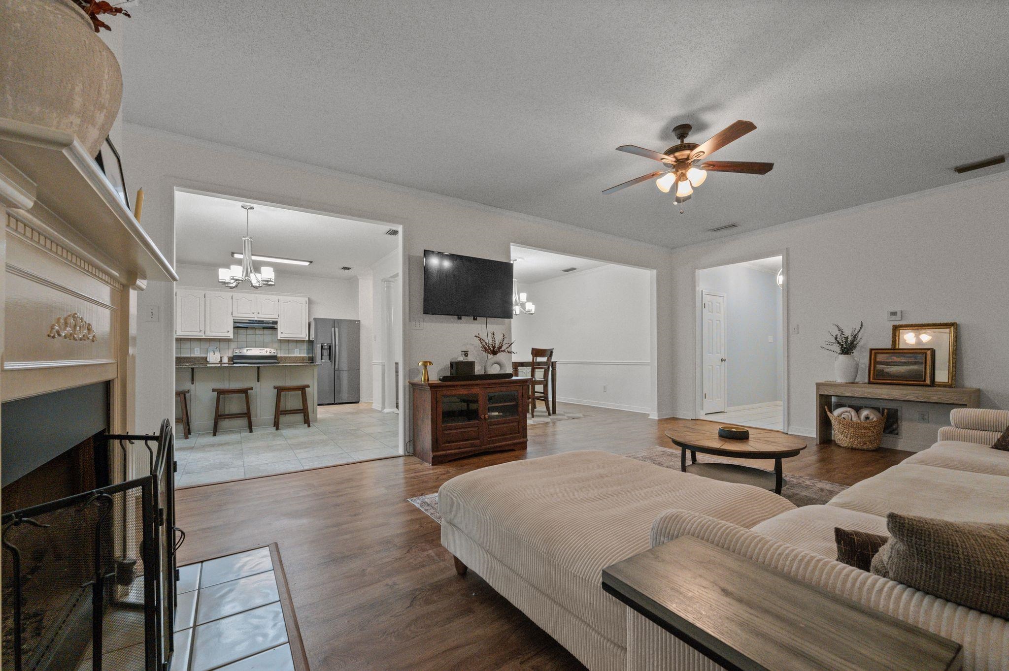 132 Hope Drive Daphne, AL 36526 - Photo 7 of 44 Living Room