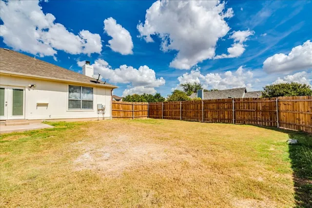 a view of a backyard