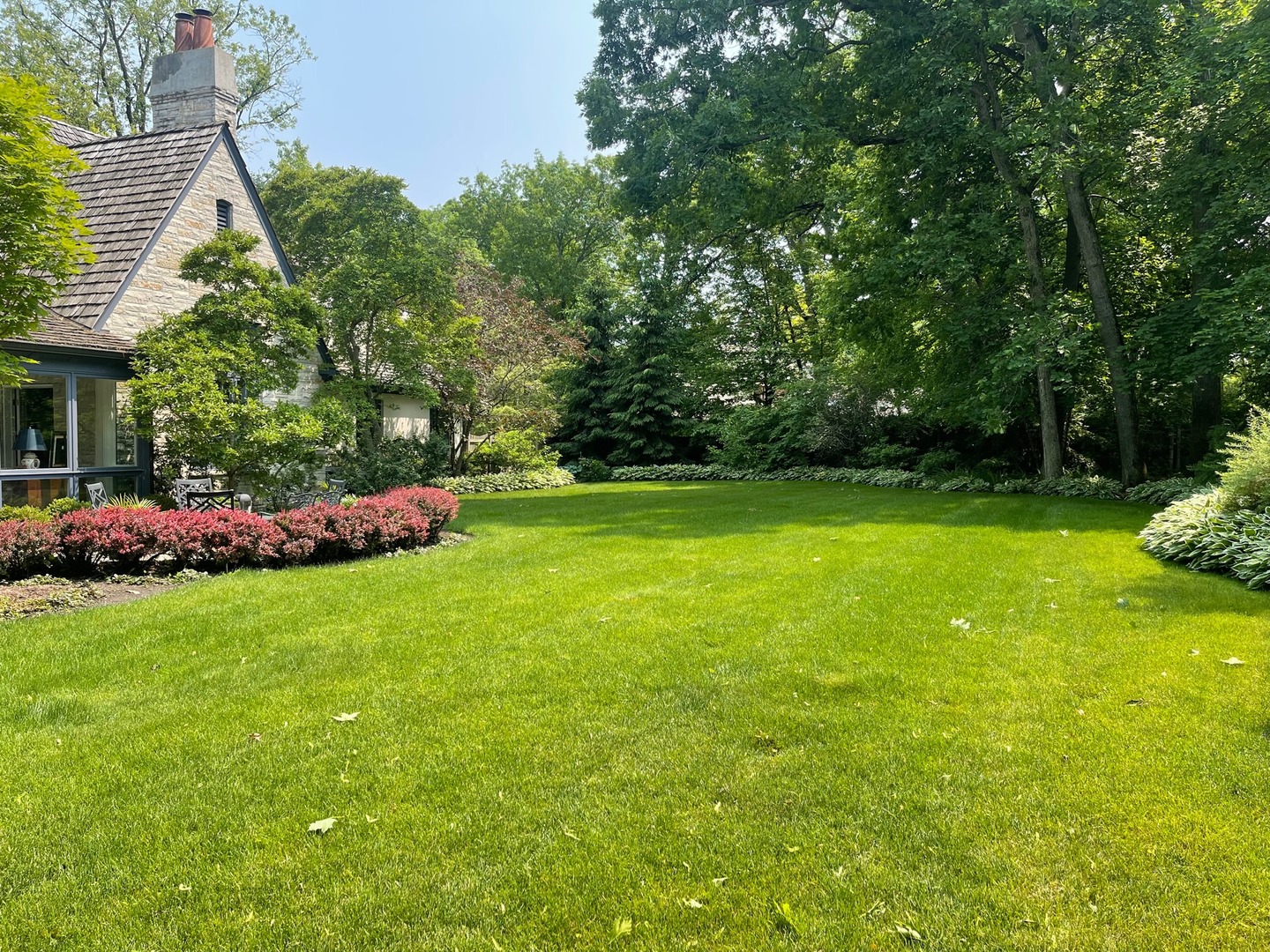 370 North Mayflower Road Lake Forest, IL 60045 - Photo 23 of 29 a backyard of a house with lots of green space