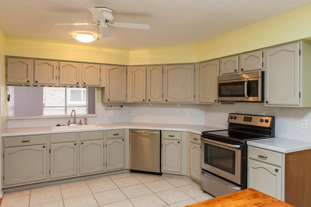 2318 Colonial Ridge Drive Friendswood, TX 77546 - Photo 10 of 24 Kitchen