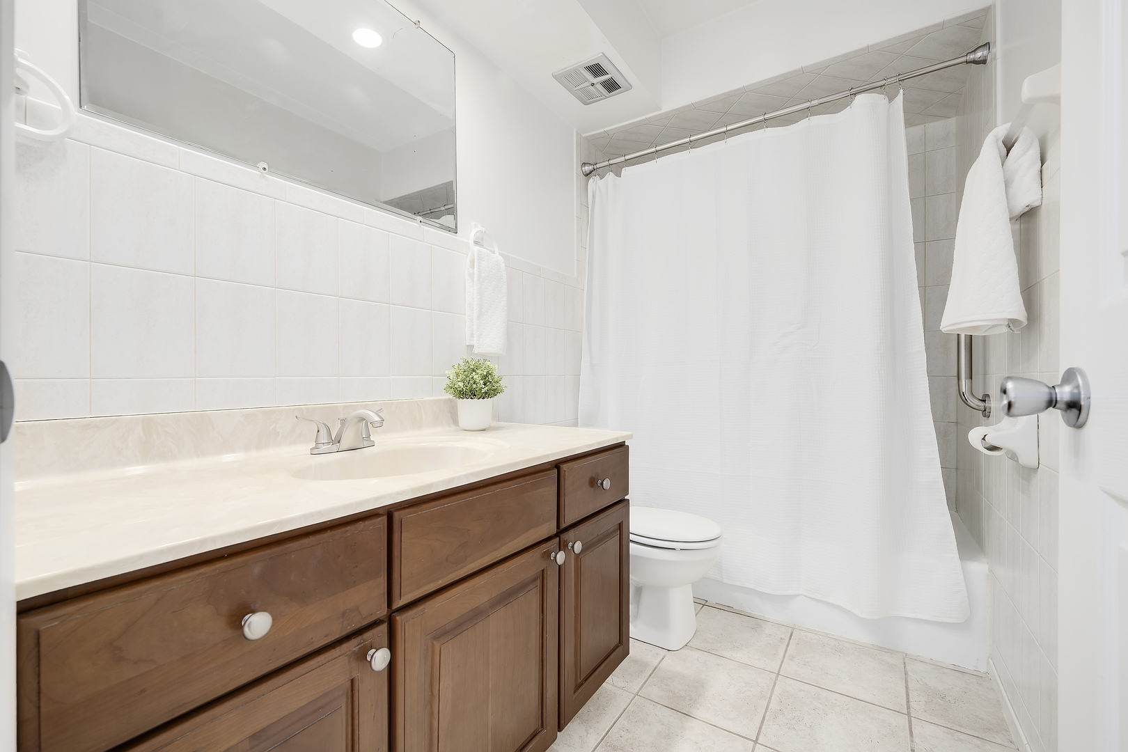 1220 South Lorraine Road, Unit 1A Wheaton, IL 60189 - Photo 12 of 17 Gallery Image 12