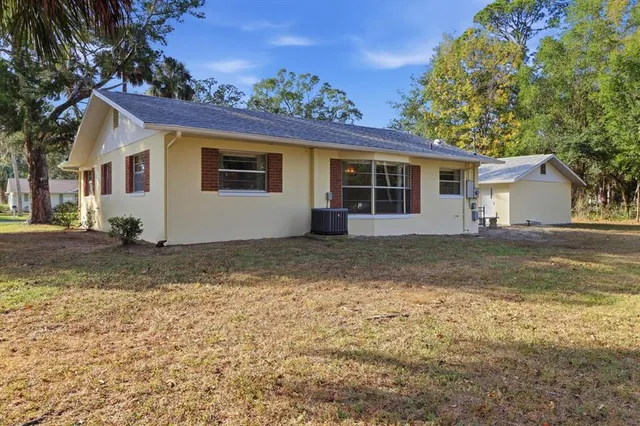 a view of a house with a backyard