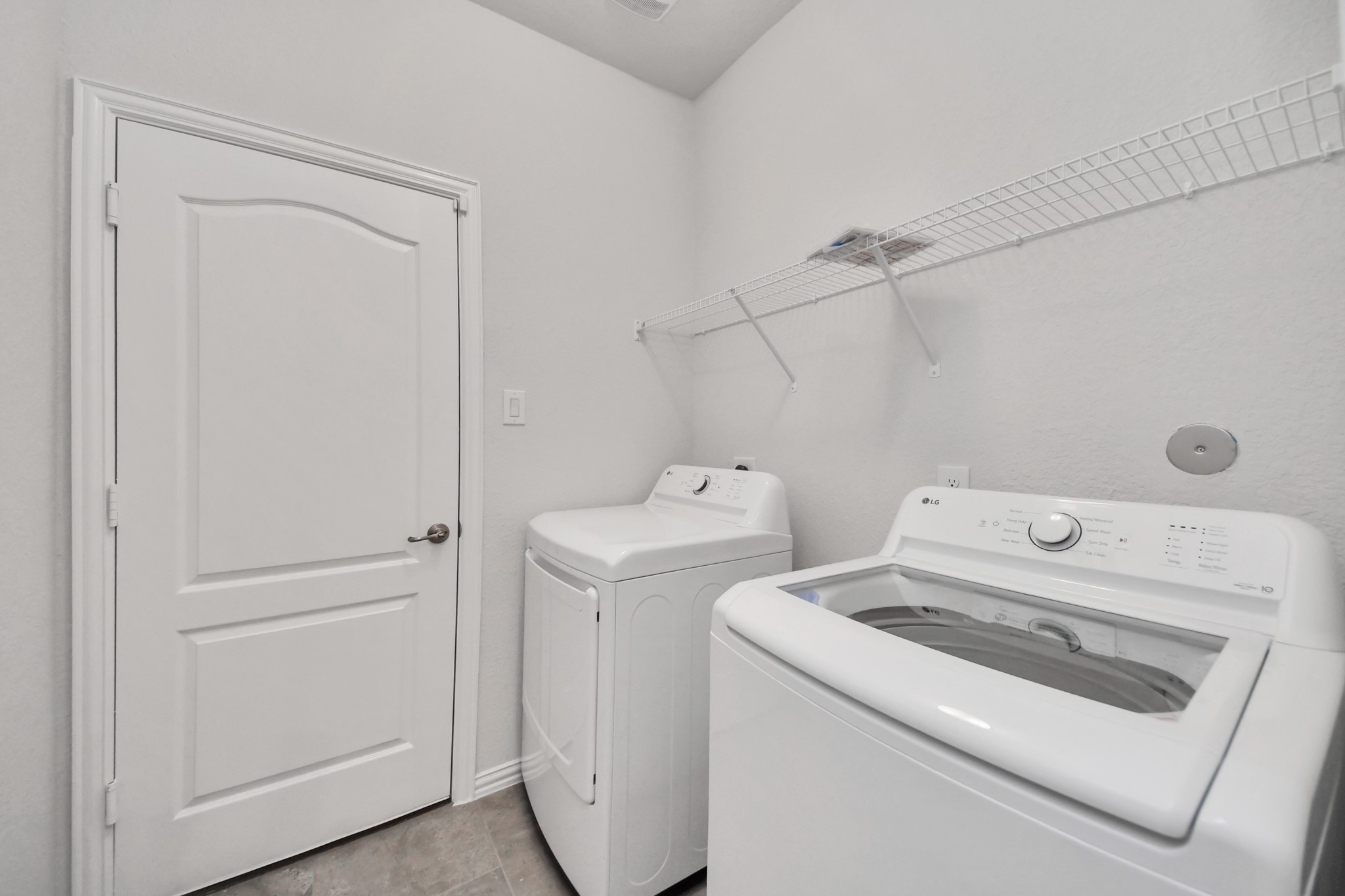 101 Bayou Bend Angleton, TX 77515 - Photo 19 of 25 Washer/Dryer is staying!
