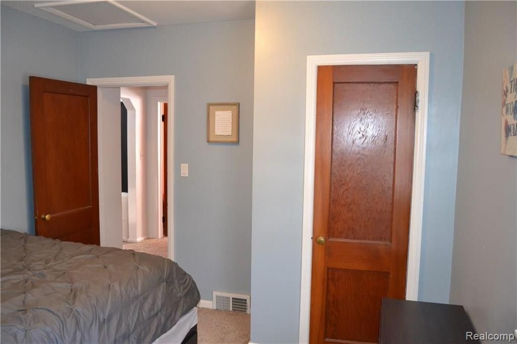 4430 Green Lake Road West Bloomfield, MI 48323 - Photo 11 of 21