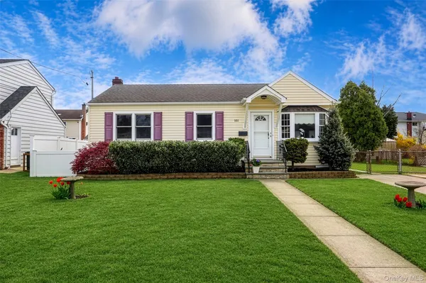 $579,000 | 821 10th Street, West Babylon, NY 11704