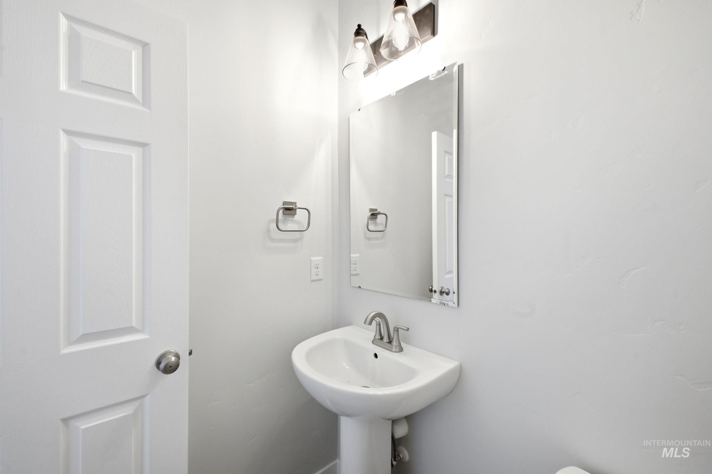 13633 Redway Court Caldwell, ID 83607 - Photo 15 of 29 Half bath featuring toilet