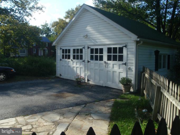 111 South Rolling Road Catonsville, MD 21228 - Photo 6 of 25 a front view of a house with yard