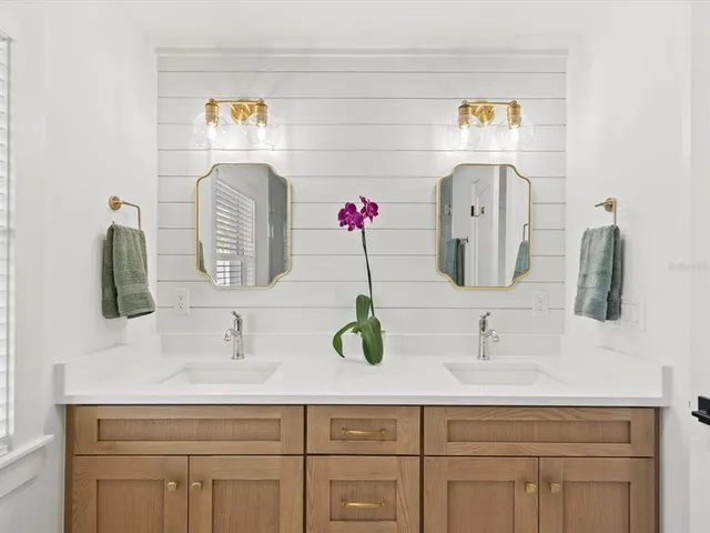 a view of a house with backyard and garden