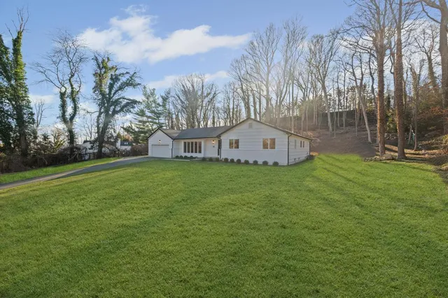 $1,899,000 | 110 Peach Drive, East Hills, NY 11576