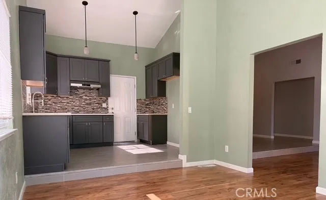 a view of a kitchen and kitchen island
