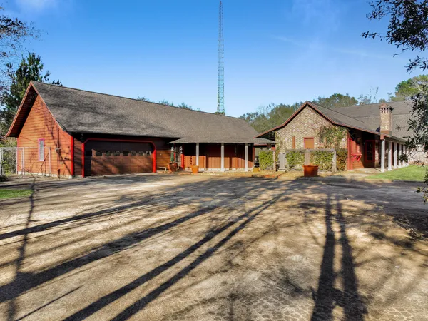 a view of a house with a backyard