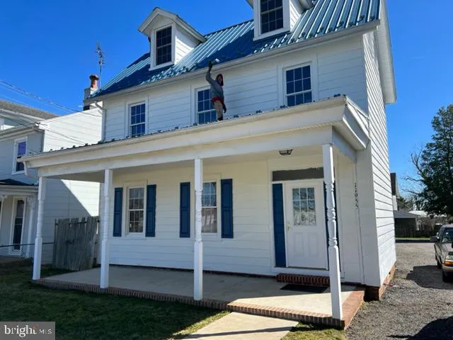 a view of house with yard