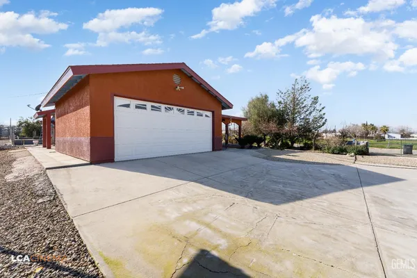 a view of backyard of garage