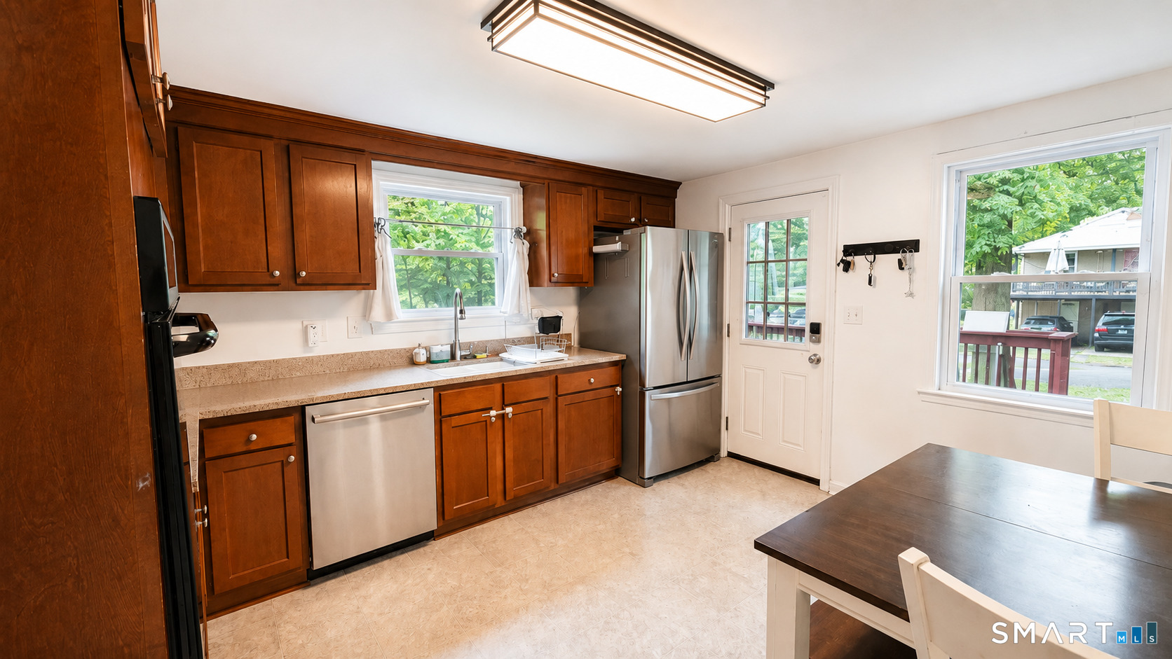 6 Sinclair Street Windsor, CT 06095 - Photo 4 of 22 Gallery Image 4